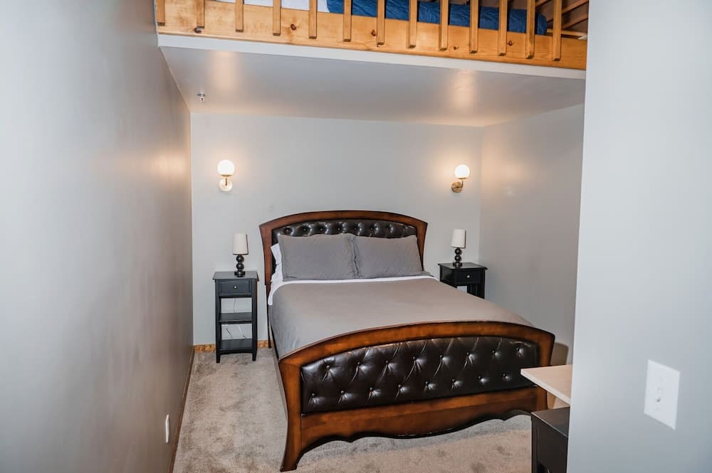 Waterfront 2BDR Condo in Grand Haven 110