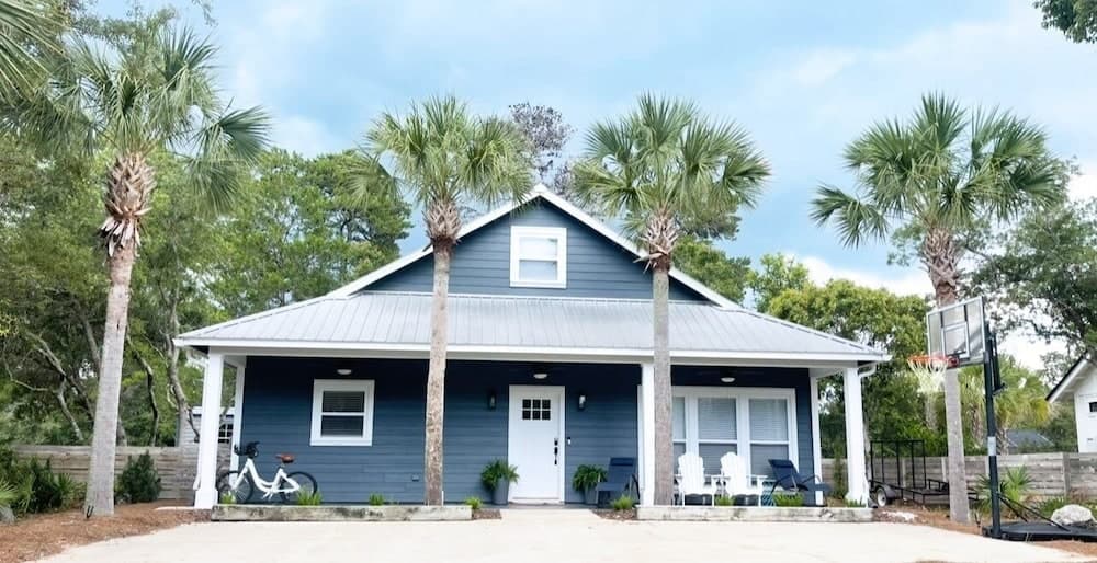 Pinewood Cottage 2 Bedroom Home by RedAwning