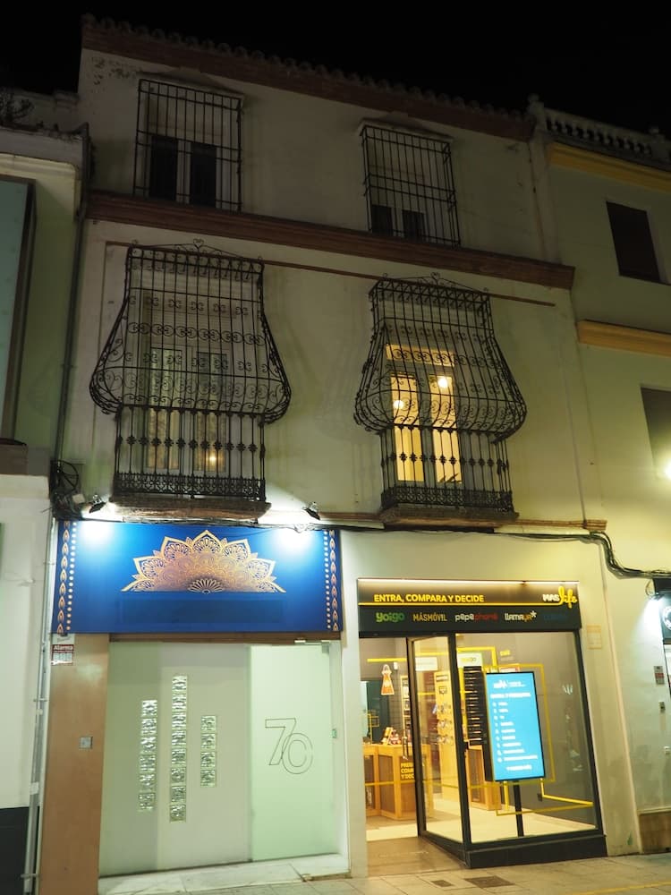 Molucano Themed Rooms