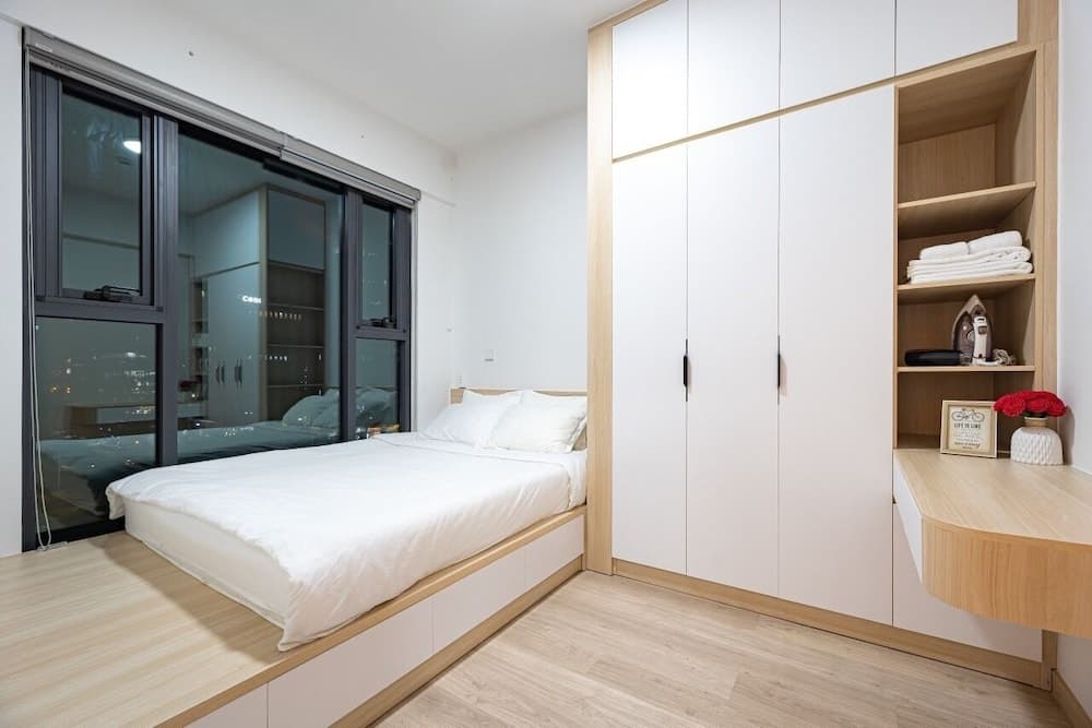 Happy Light Apartment in the Cardinal Court