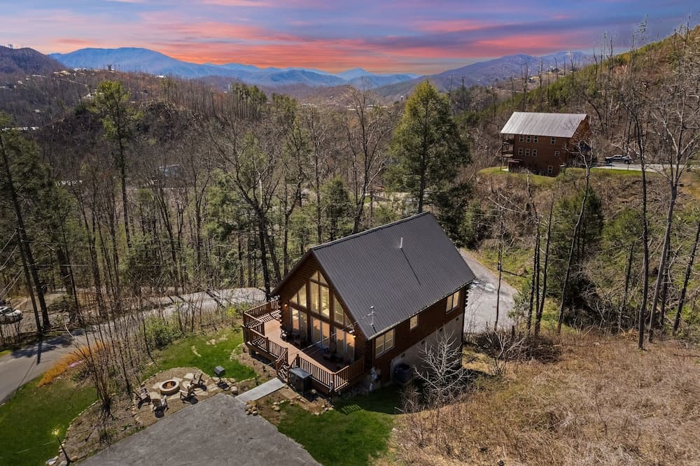 Mystic Cabin 3 Bedroom Cabin by RedAwning