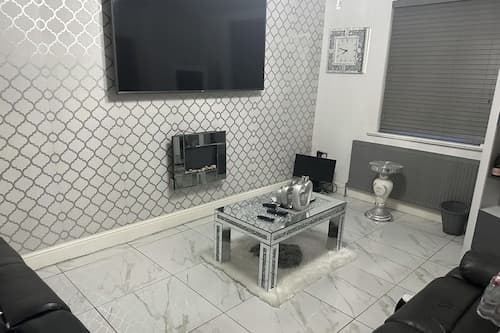 Beautiful 1-bed House in Bradford