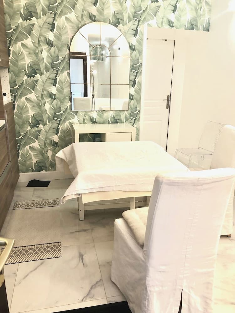 One bedroom flat ground floor avec cuisine -Rue Saint charles - métro Charles Michels 75015 PARIS