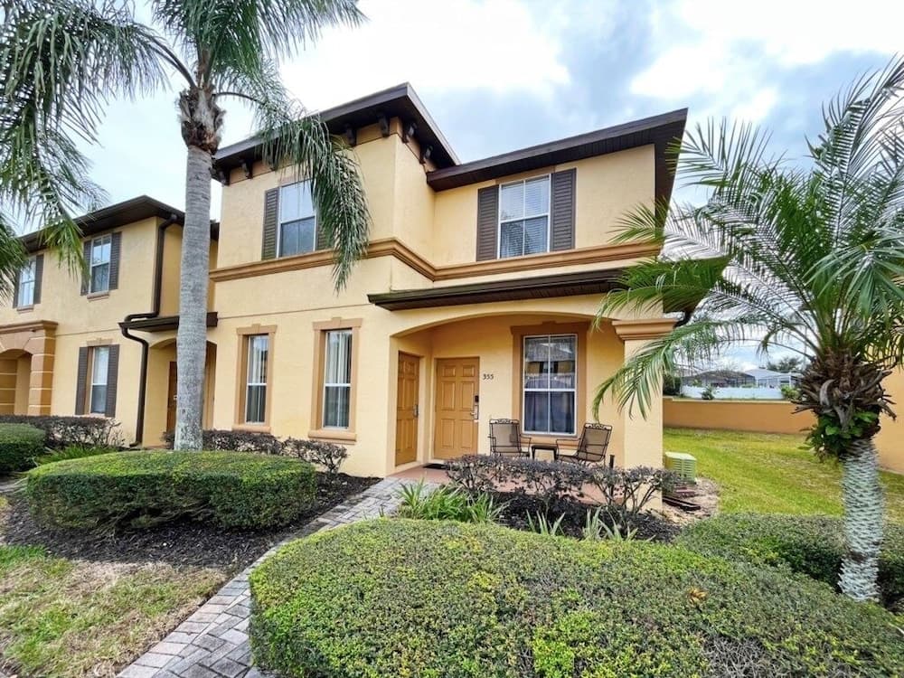 Regal Getaway 4 Bedroom Townhouse by RedAwning
