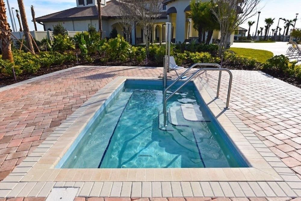 Relaxing 4 Bed Town Home With Splash Pool 4 Bedroom Townhouse by RedAwning