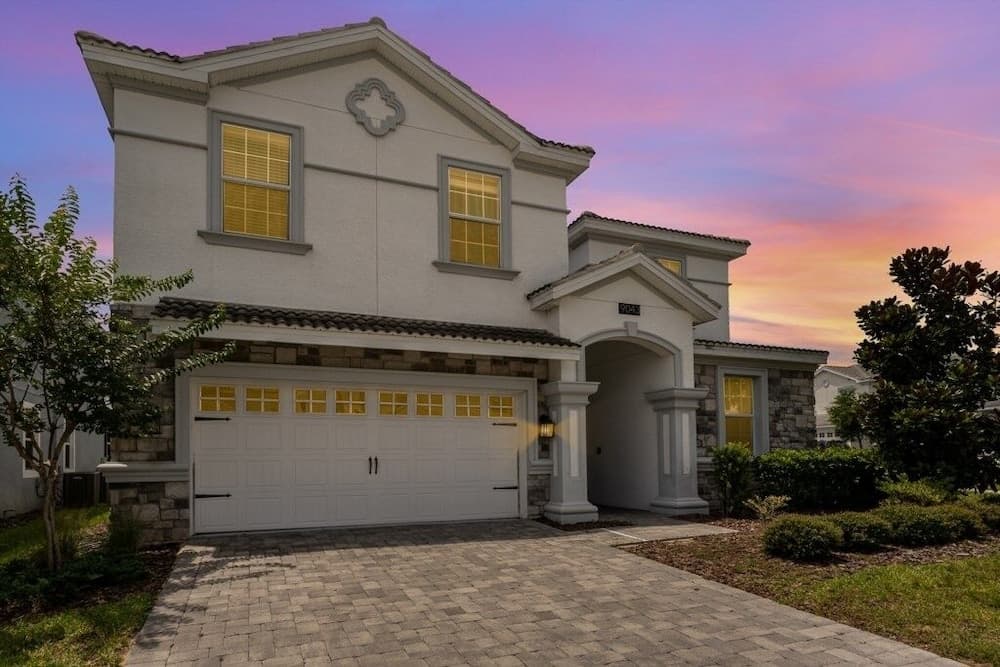 9 Bed Pool, Spa, Movie Room & Game Room! 9 Bedroom Home by RedAwning