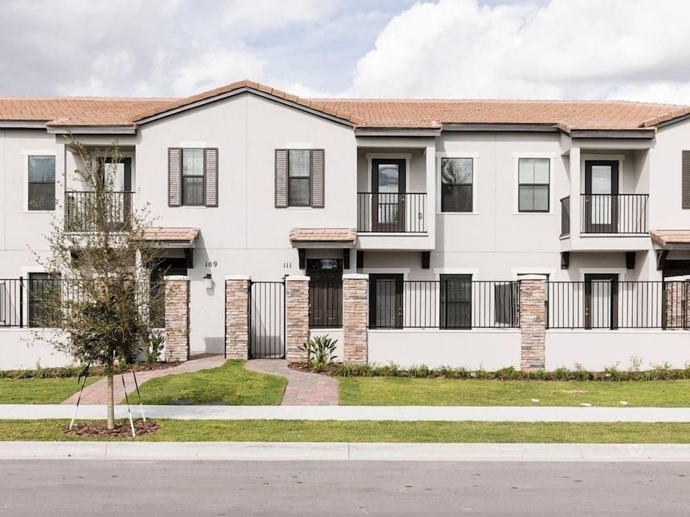 Modern 3 Bed Town Home At Balmoral Resort-3sltth1 3 Bedroom Condo by RedAwning