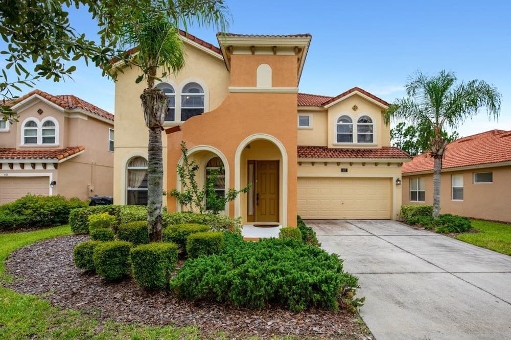 Spacious And Relaxing Home With South Facing Pool 6 Bedroom Home by RedAwning