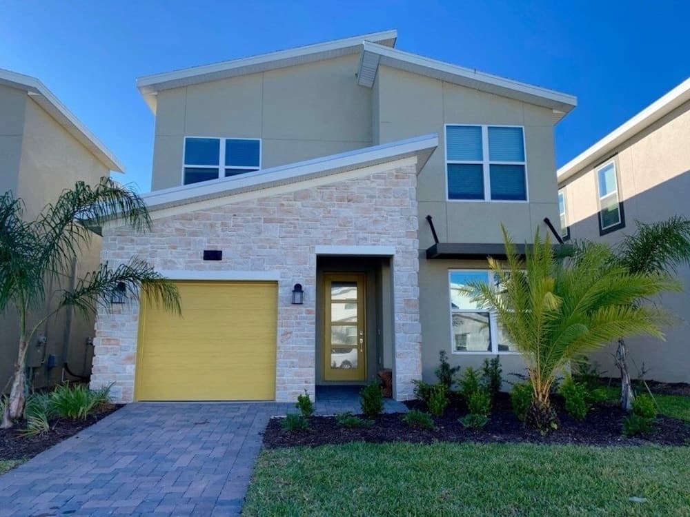 Beautiful And Spacious 5 Bed Pool Home 5 Bedroom Home by RedAwning