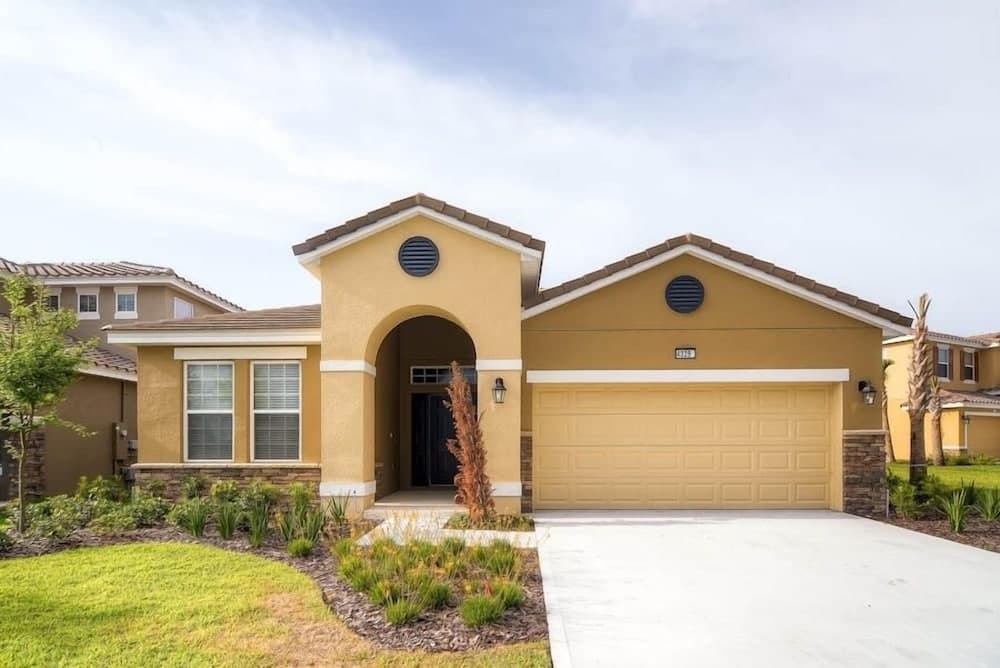 Pool Home Great Location Close To Disney 5 Bedroom Home by RedAwning