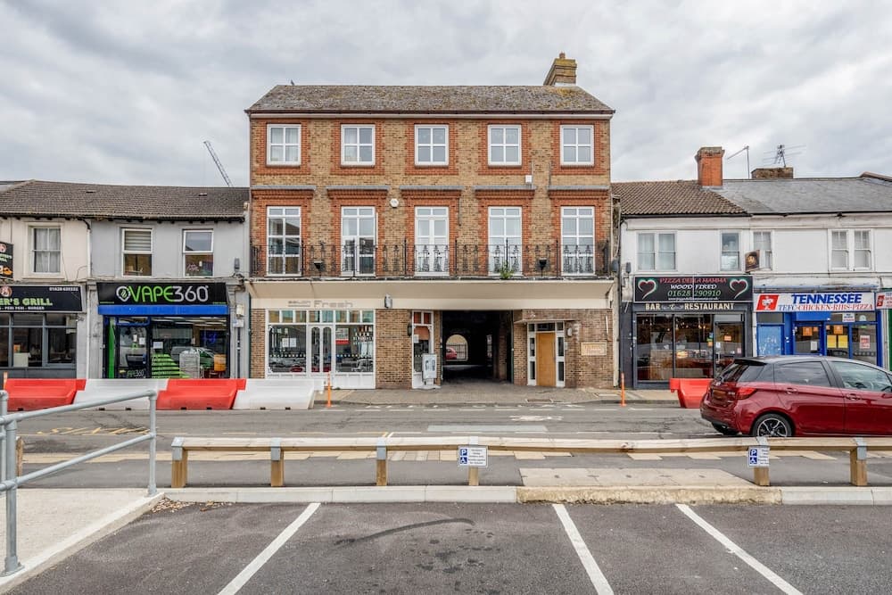 Luxury 3 Bedroom Apartment with Parking