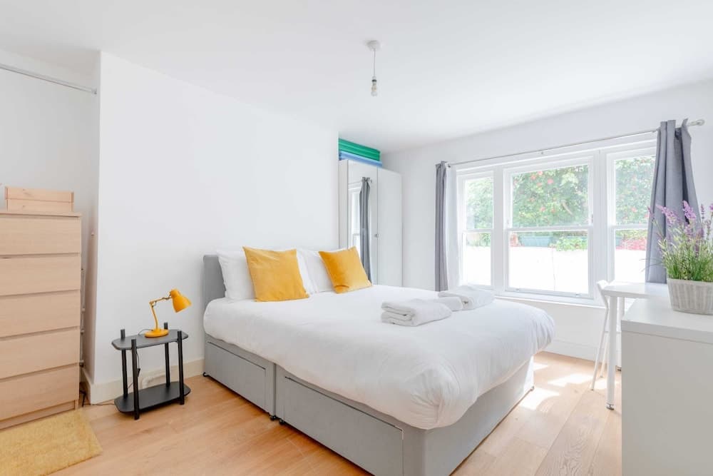 Homely 2BD Flat W/private Patio Near Maida Vale!