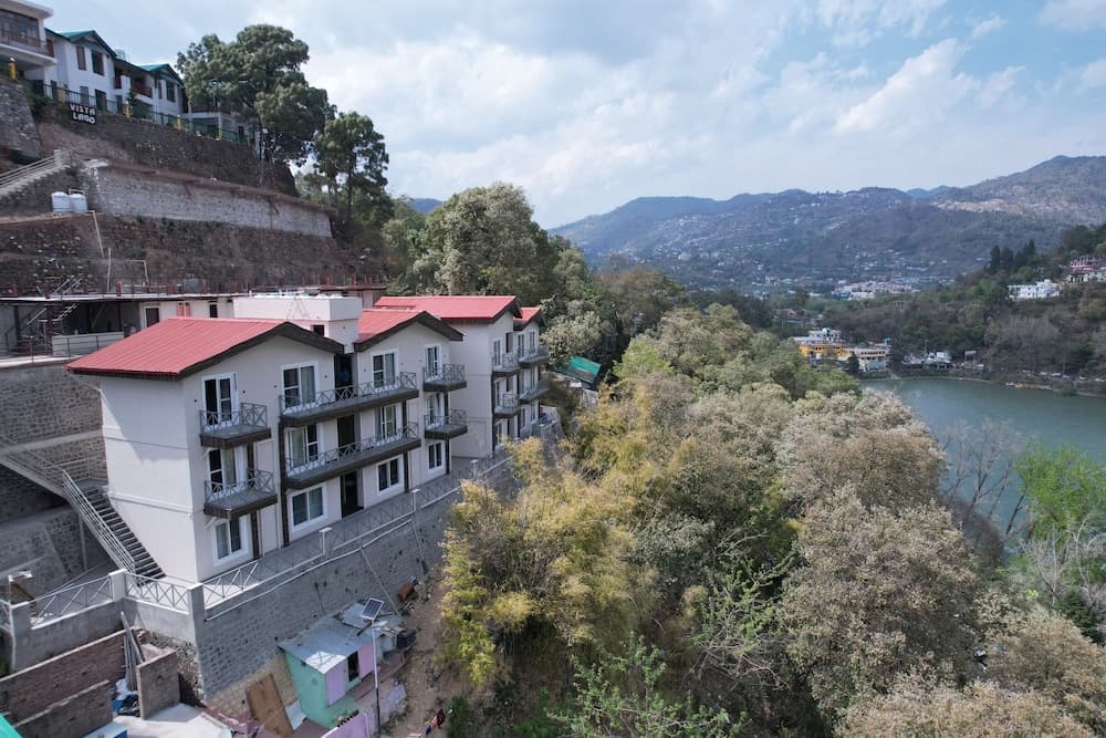 Hibiscus LakeView Hotel