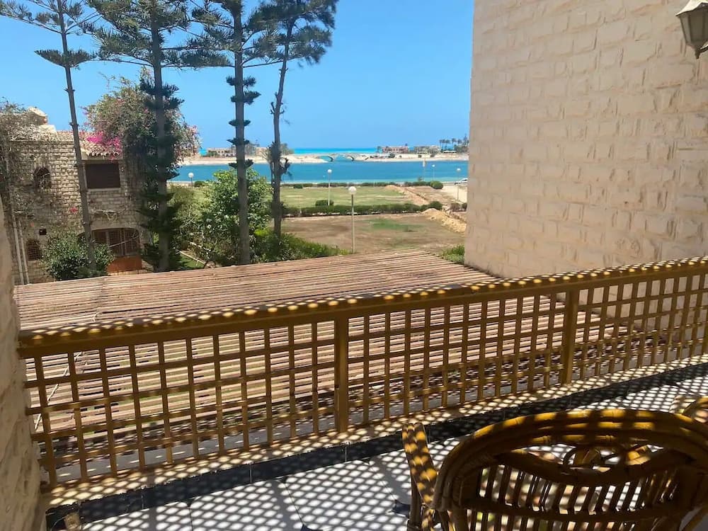 Sunny 4-Bedroom Townhouse Families Only