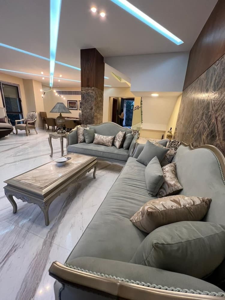 Villa In Beverly Hills With Garden