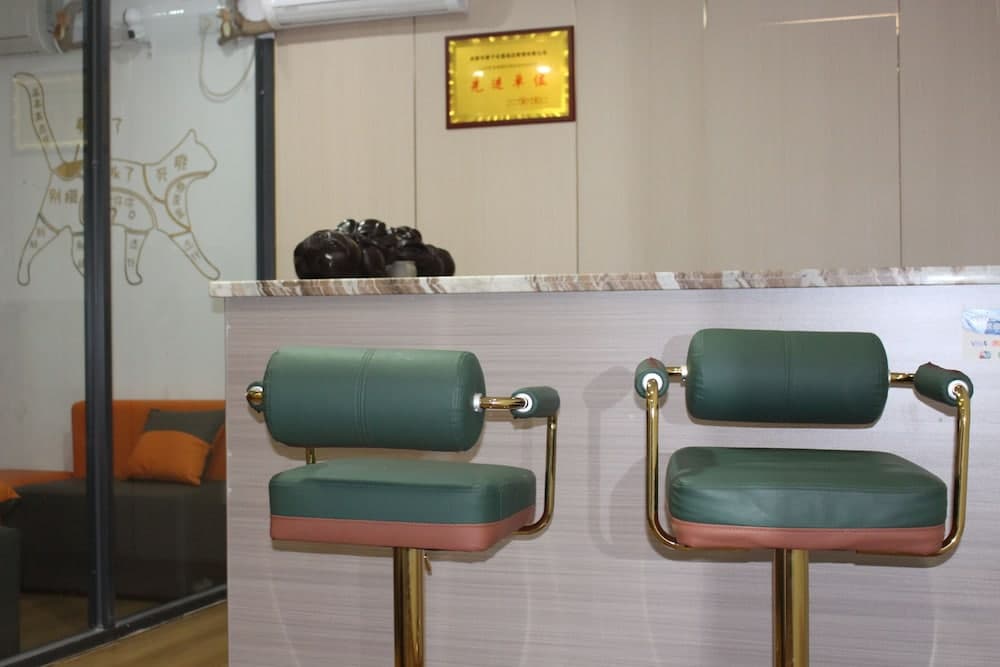 Orange Mingwu Hotel with Cat Cafe