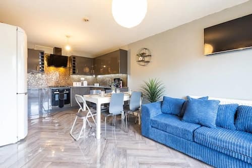 Large 5-bed House in Leeds/ Fits 10/free Parking/