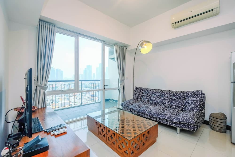 Homey And Warm 1Br Apartment At Ambassade Kuningan