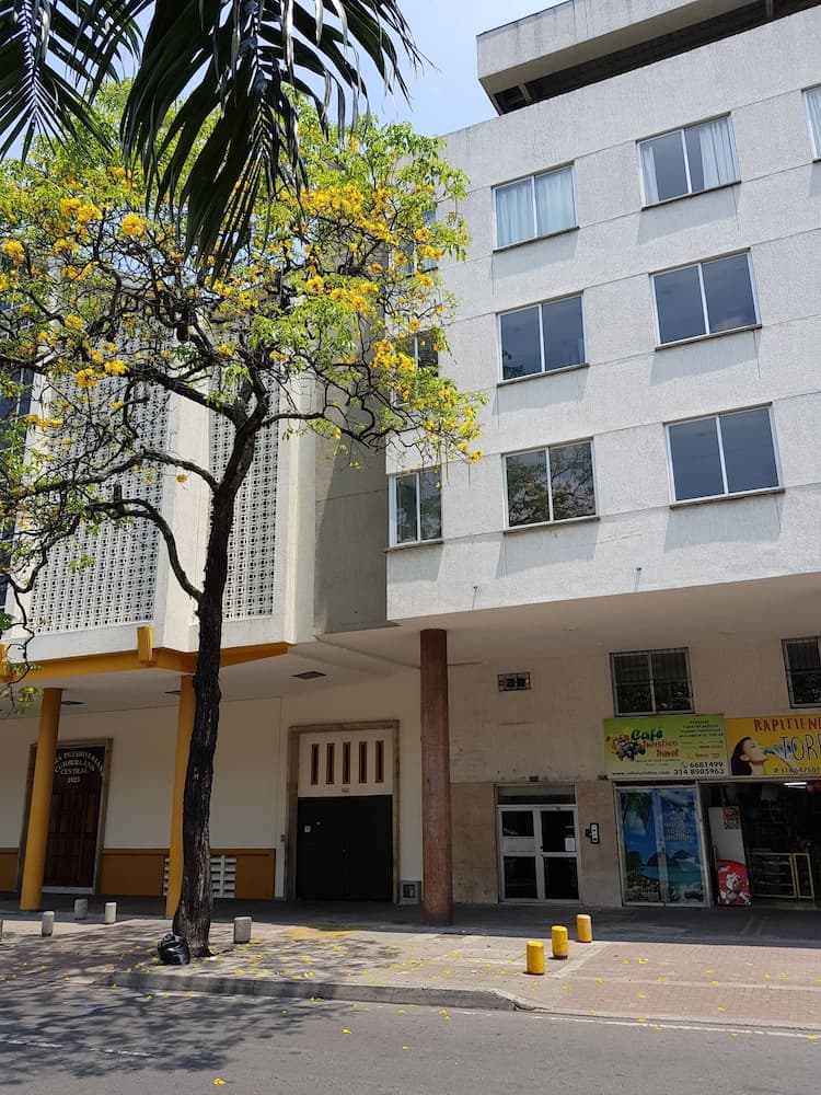 Konaklama yerinin ön cephesi - akşam/gece