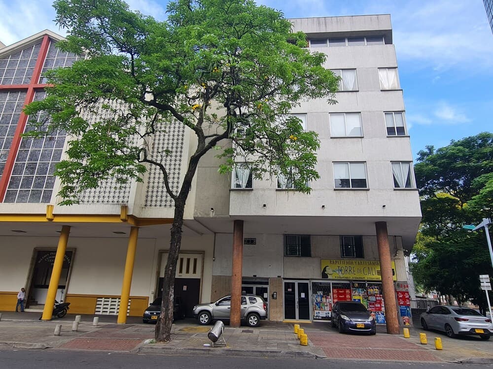 Konaklama yerinin ön cephesi - akşam/gece