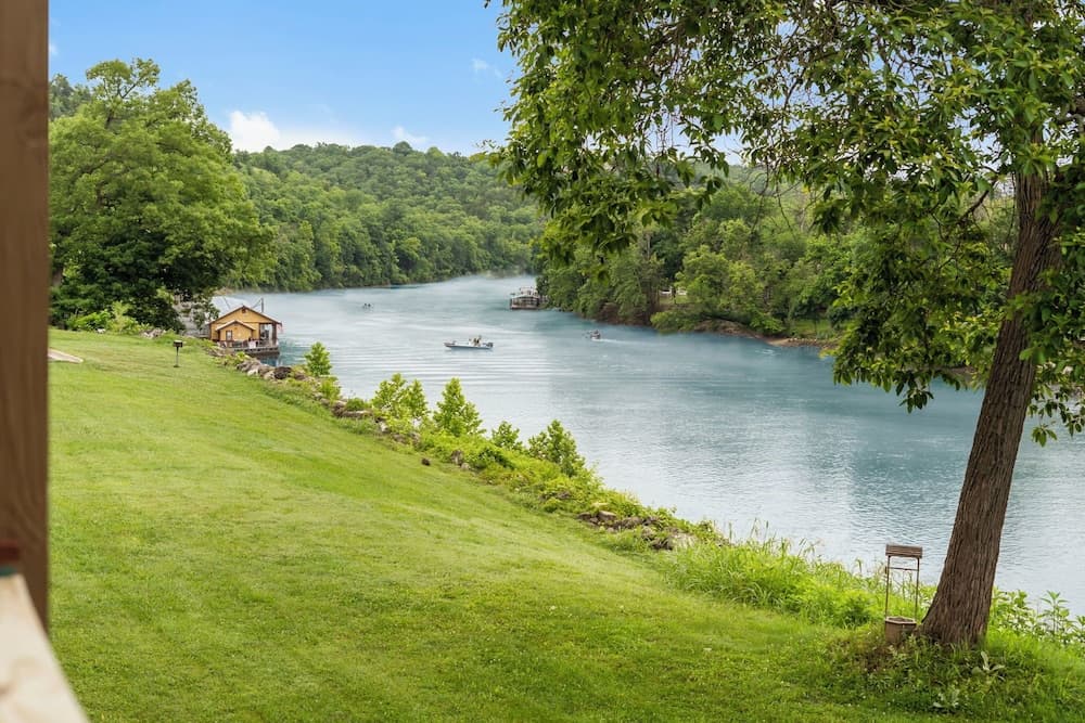 On Lake Time Taneycomo - Amazing Views