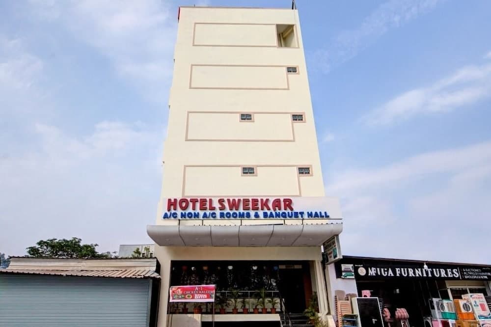 iROOMZ Hotel Sweekar Suites