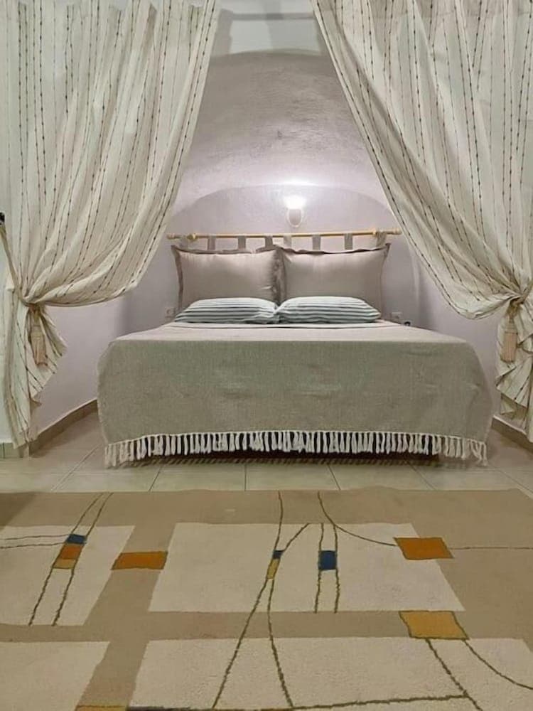 Santorini Cave Escape in Oia w Patio