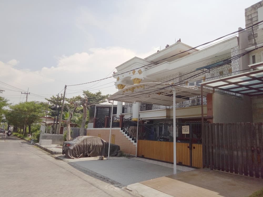 SPOT ON 93880 Guest House Bu Iin Syariah