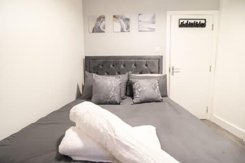 London Apt - Sleeps 4 - Parking - Wifi