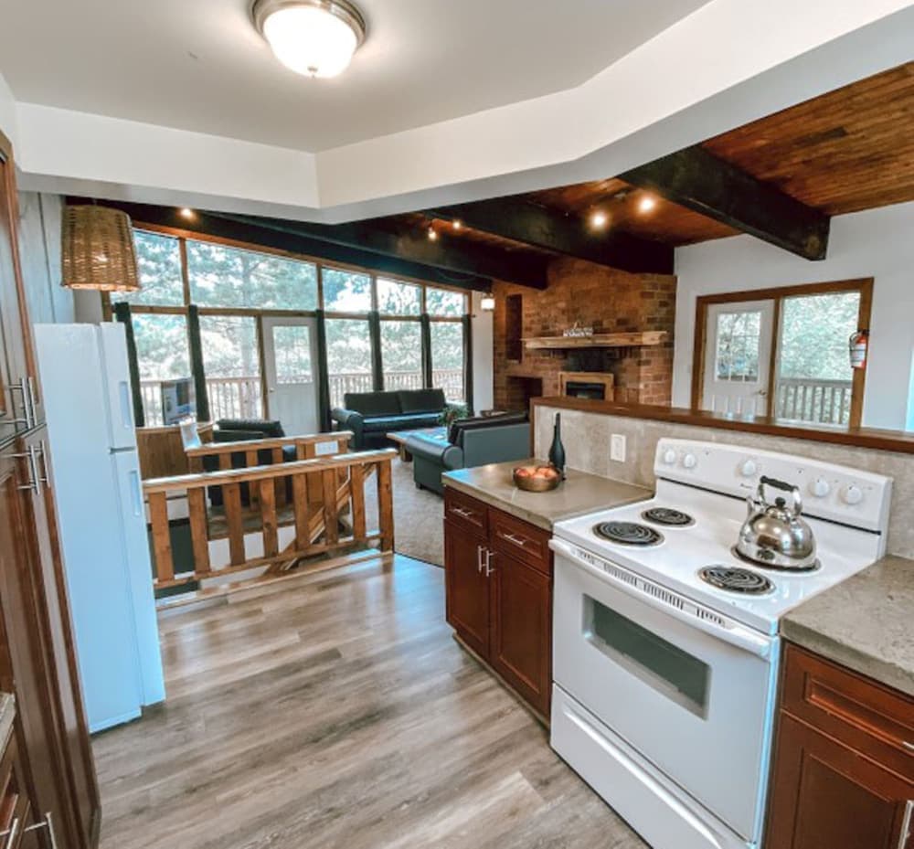 6 bdrm Cottage with Private Beach Access, BBQ, Outdoor Hot Tub, Sauna, Ping Pong Table, Petfriendly