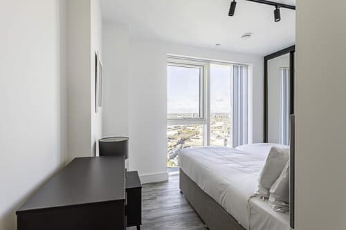 Beautiful 2 Bed Icon Tower Flat 5