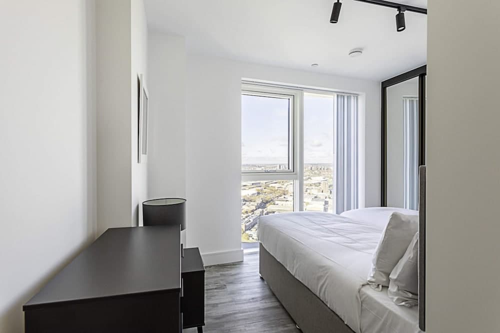Beautiful 2 Bed Icon Tower Flat 5