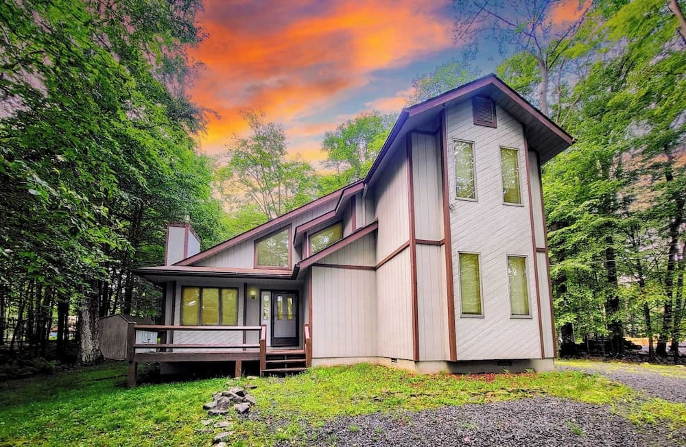 Mountain Memories by Avantstay Hot Tub Enclosed Deck, Large Yard w/ Fire Pit