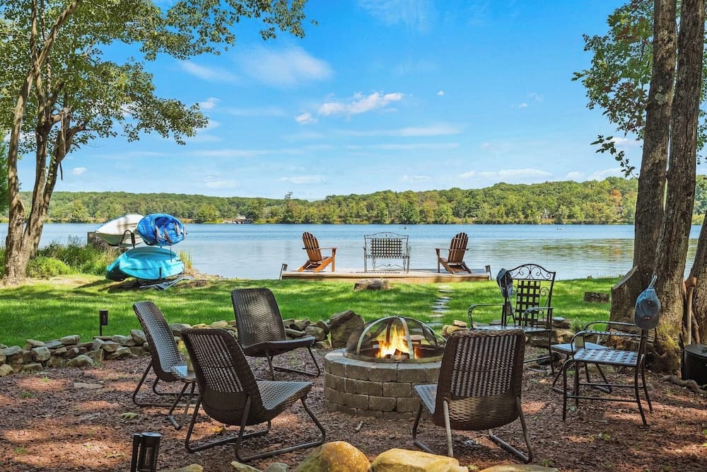 Lake Daze by Avantstay Lakefront w/ Modern Interior, Enclosed Porch & Hot Tub