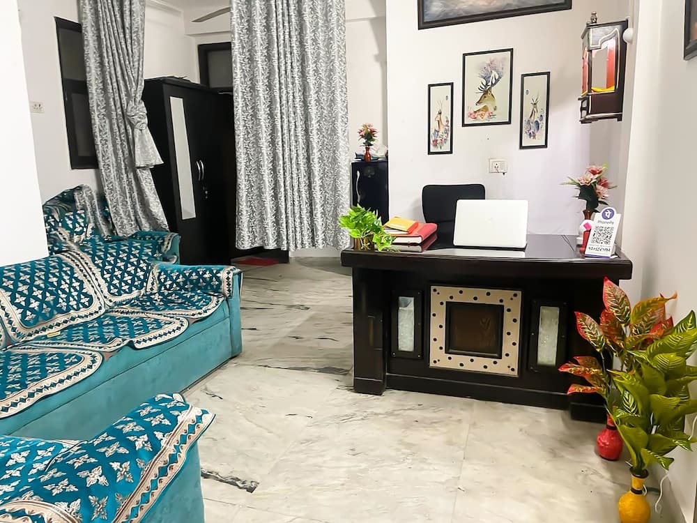 Roomshala 170 Hotel Aura