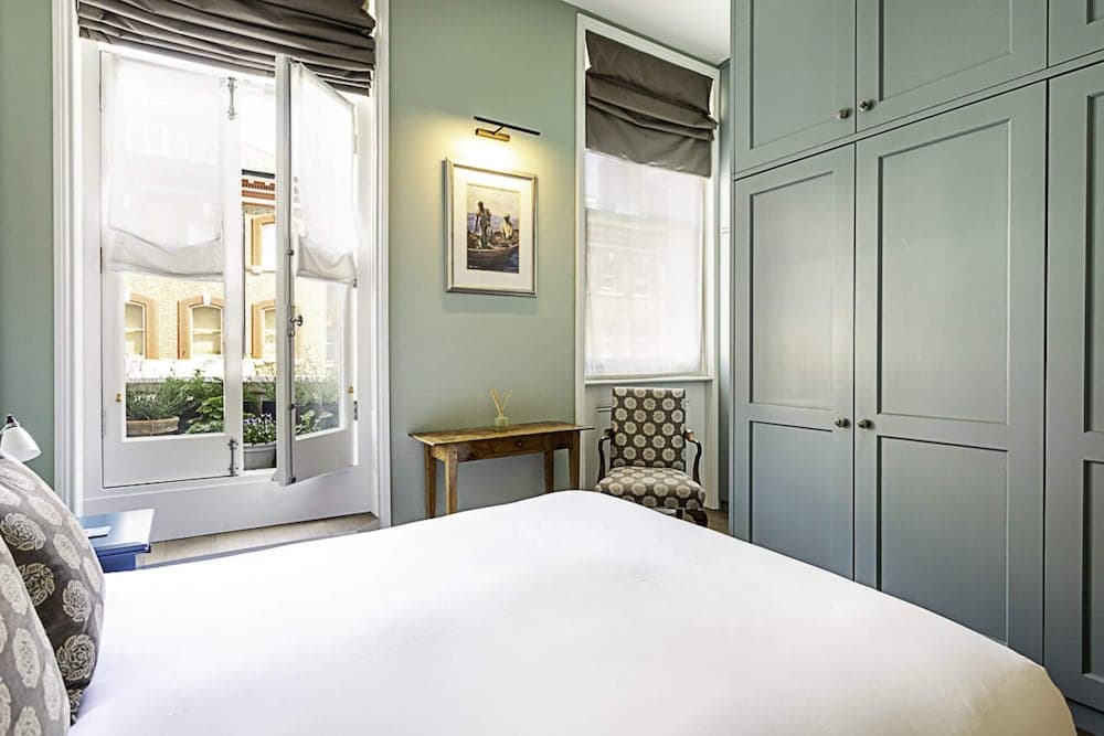 Well-designed Chelsea Flat