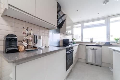 Excellent 3-bed Flat In Elephant Castle