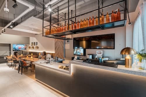 Joy Hongqiao Airport and Railway Hotel