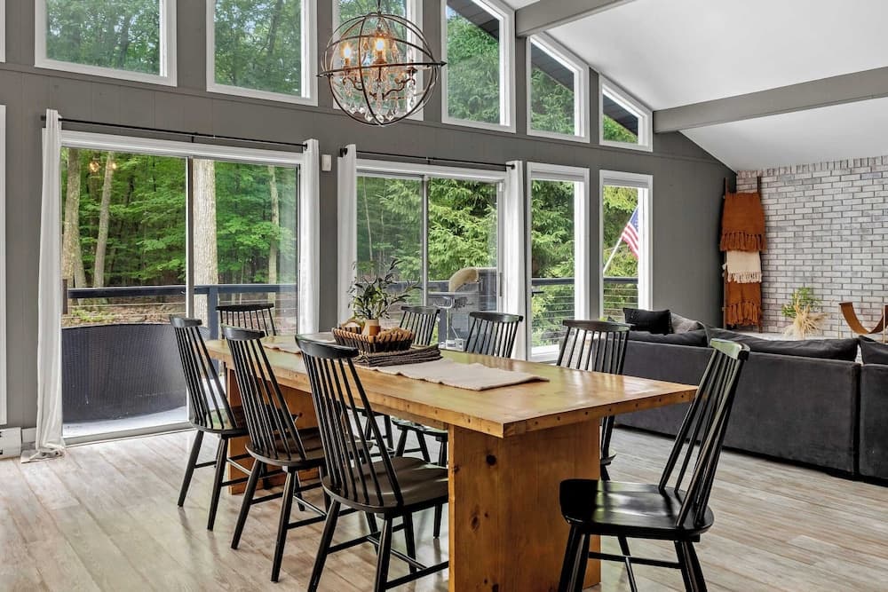 The Evergreen Escape by Avantstay Modern Cabin w/ Volleyball Court & Hot Tub