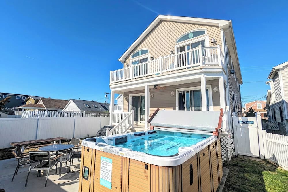 Waves 'n Wooder by Avantstay Swimspa + Game Room, Walk to Beach