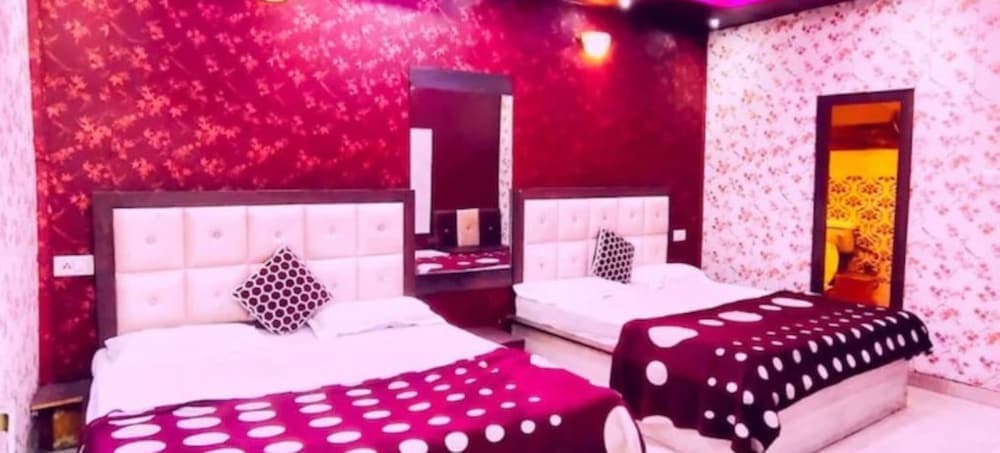 Goroomgo Hotel Revoli Amritsar