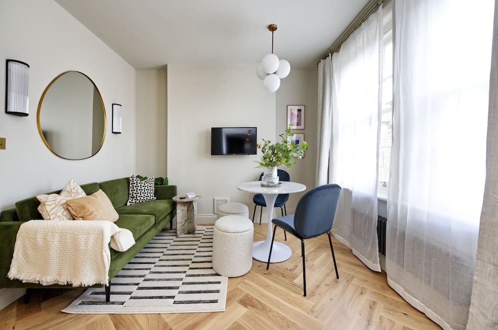 Uptown Chic Near Regents Park by Underthedoormat