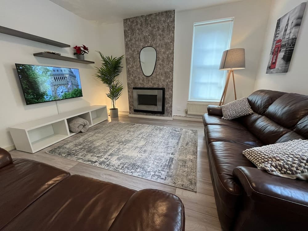 Elegant 3 Bedroom Flat with Garden Oasis