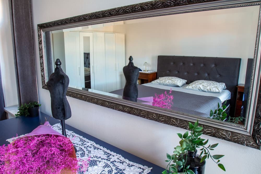 Chic Antique Dana Zagreb center view