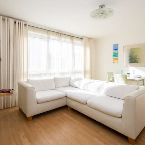 Sunny Modern Nr Beach Village w Parking