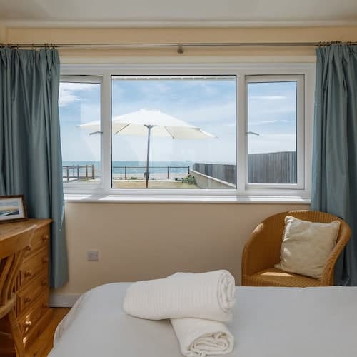 Sunny Seafront Chalet - Sleeps 6