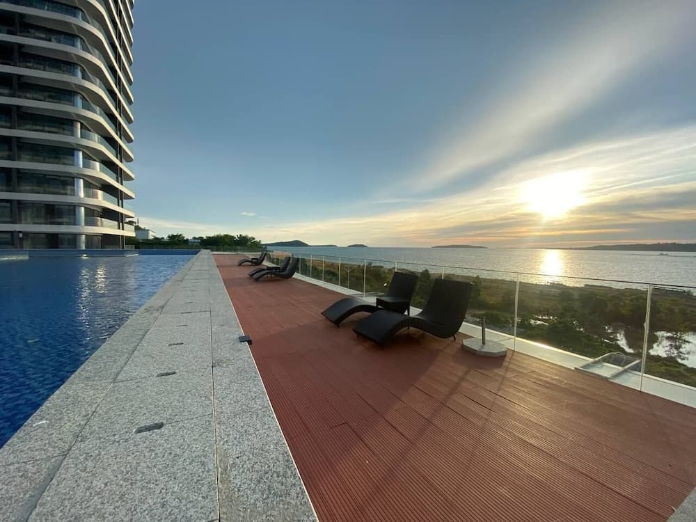 Konaklama yerinin ön cephesi - akşam/gece