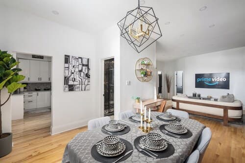 Downtown Luxe - Parking, Metro, King Bed, Sleeps 6