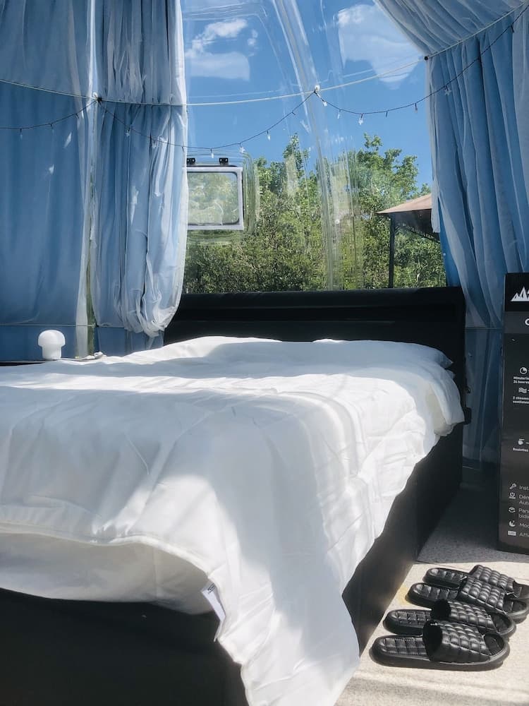 Glamping domes 4 with lake views