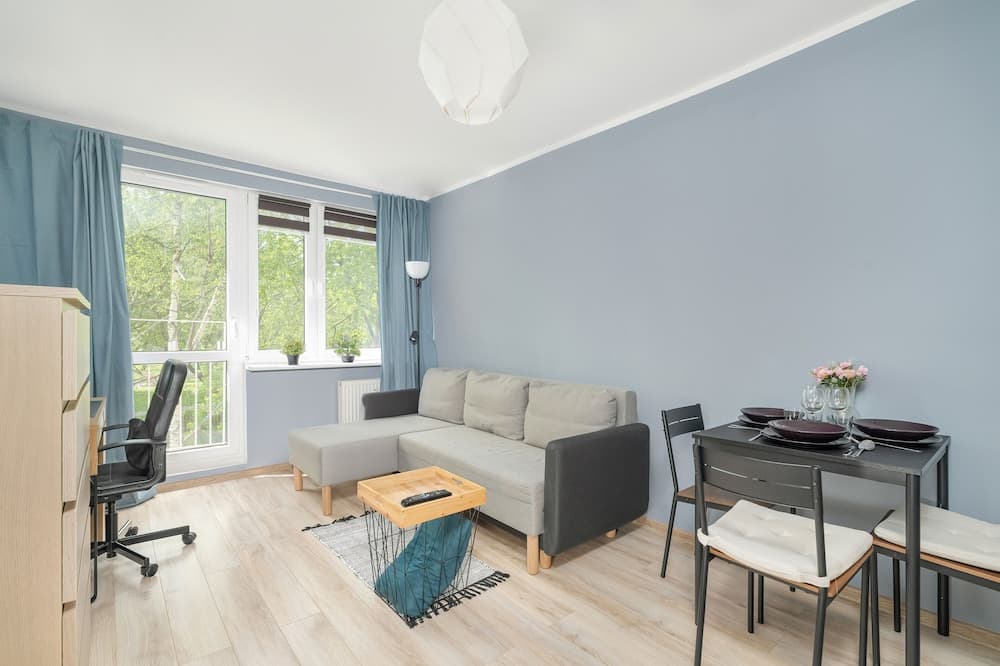 Poznan Apartment With 2 Desks by Renters